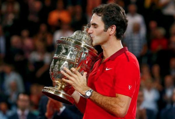 Federer cu trofeul cucerit la Basel in 2014