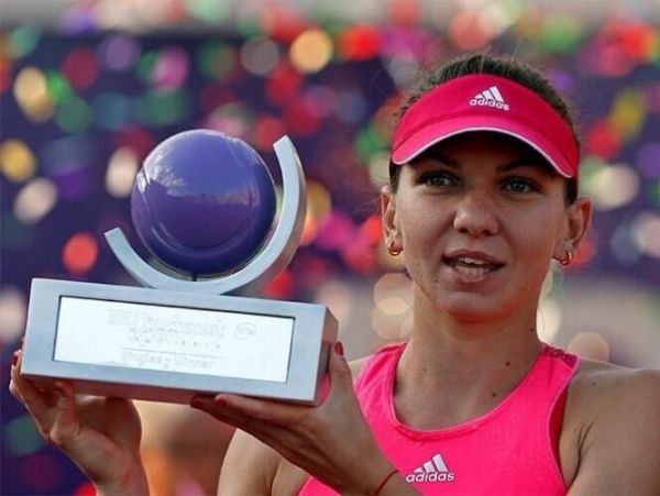 Simona Halep cu trofeul BRD Bucharest Open