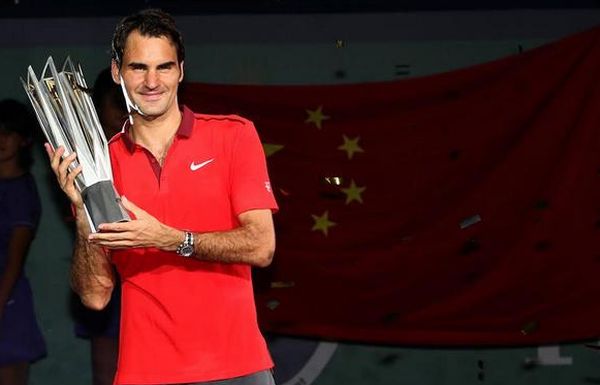 Roger Federer cu trofeul de la Shanghai