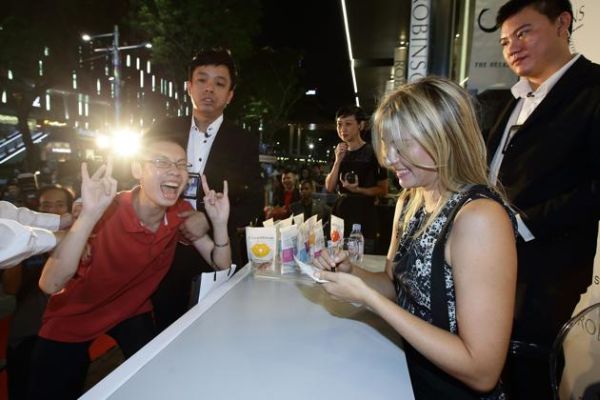 Maria Sharapova a lansat Sugarpova la Singapore