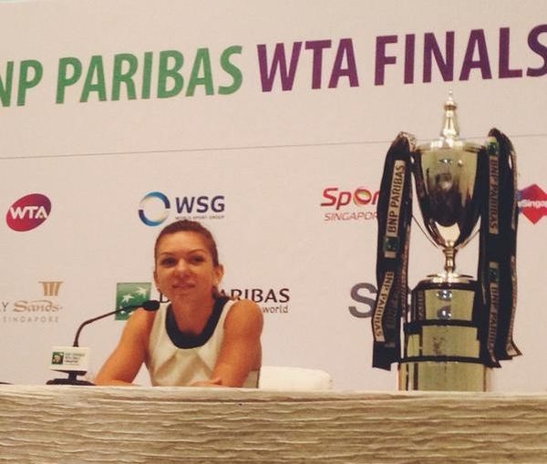 Simona Halep alaturi de trofeul ce va fi acordat la Turneul Campioanelor