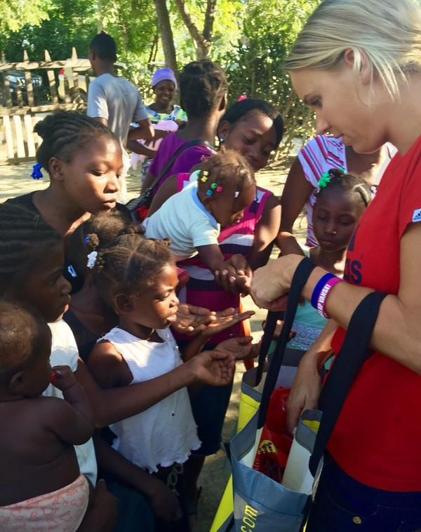 Caroline Wozniacki cu copiii in Haiti