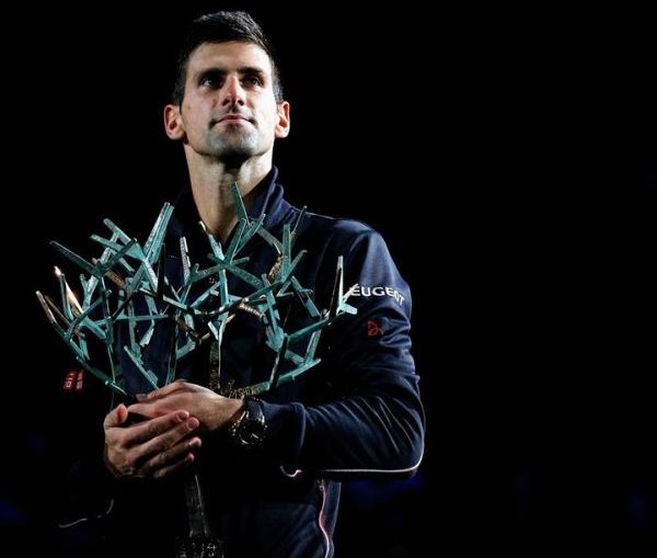 Novak Djokovic cu trofeul de la Paris