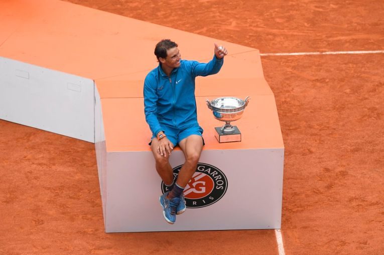 Rafael Nadal si trofeul cucerit la Roland Garros 2018