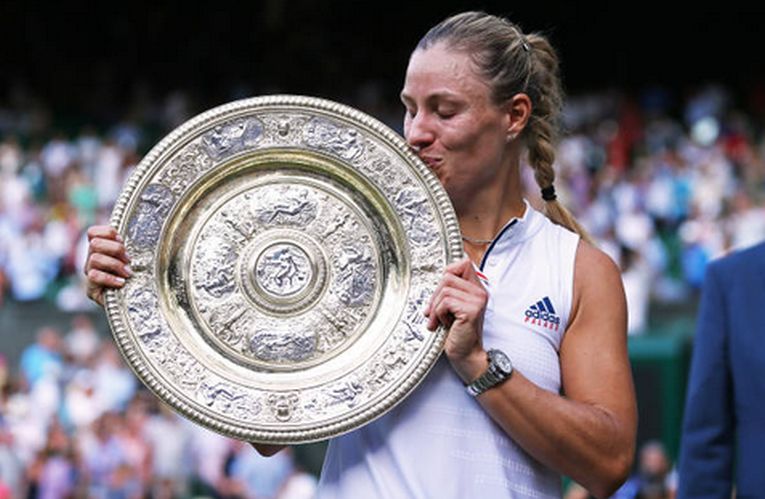 Angelique Kerber cu trofeul cucerit la Wimbledon 2018