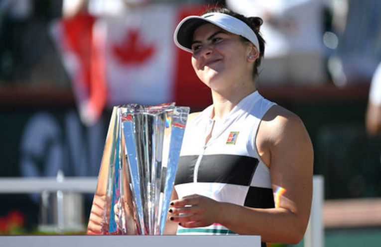 Bianca Andreescu si trofeul de la Indian Wells 2019