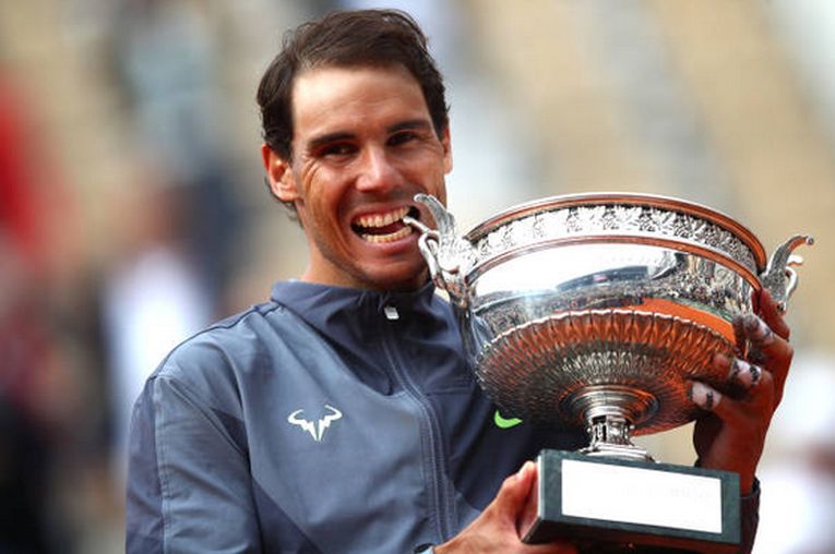 Rafael Nadal cu trofeul cucerit la Roland Garros 2019