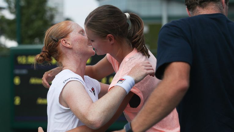 Alisson Van Uytvank își sărută iubita, pe Minen, după meciul direct