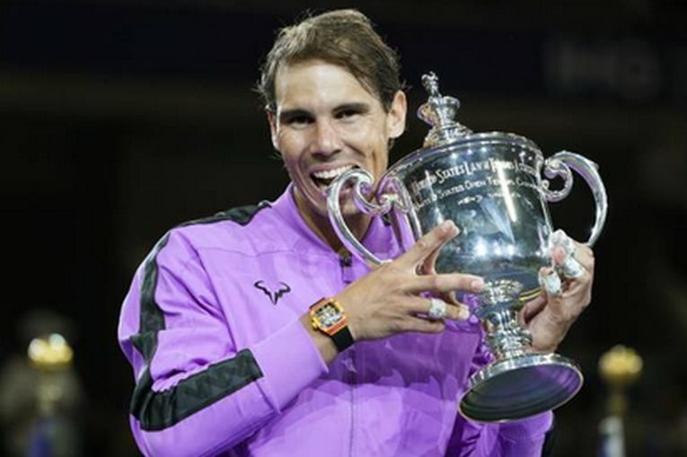 Rafael Nadal, cu trofeul de la US Open 2019
