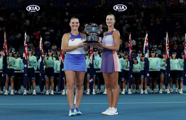 Kristina Mladenovic si Timea Babos, cu trofeul cucerit in proba de dublu feminin de la Australian Open 2020