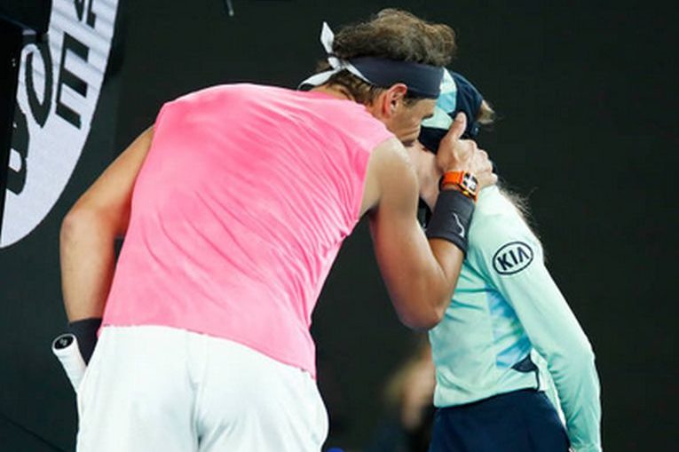 Rafael Nadal o sărută pe obraz pe Anita, copilul de mingi pe care l-a lovit cu mingea la Australian Open 2020