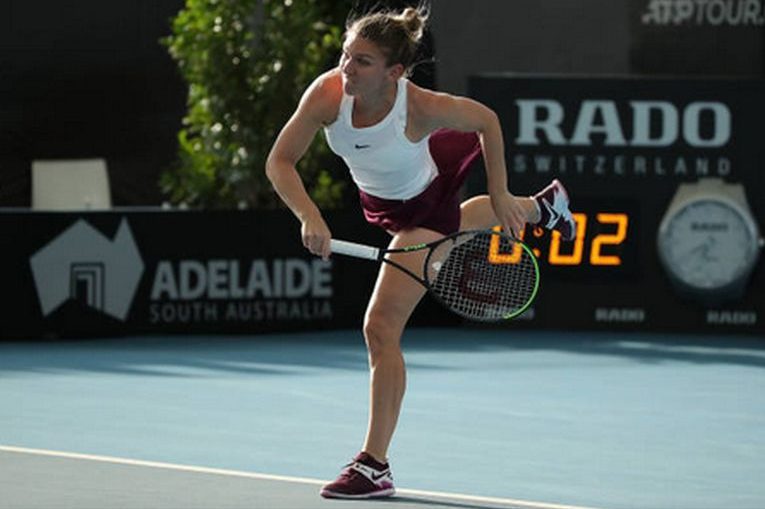 Simona Halep la serviciu în timpul meciului din turul secund al turneului WTA de la Adelaide 2020