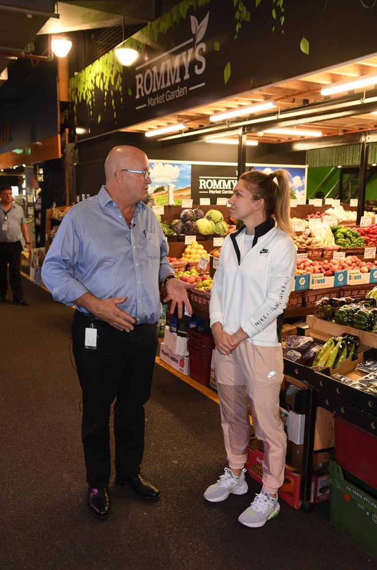 Simona Halep discută cu dierctorul Pieței Centrale din Adelaide în timpl vizitei făcute acolo