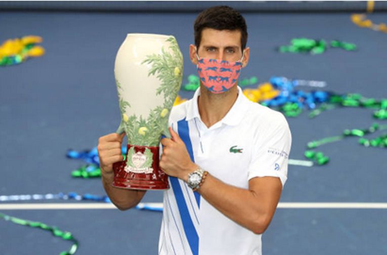 Novak Djokovic, cu trofeul cucerit la Cincinnati, în 2020