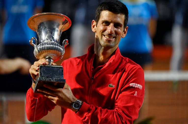 Novak Djokovic, cu trofeul cucerit pentru a cincea oară la Roma