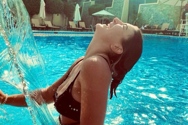 Bianca Andreescu la piscină în Dubai