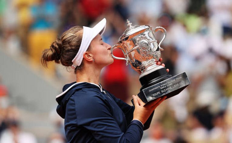 Barbora Krejcikova cu trofeul cucerit în 2021 la Roland Garros