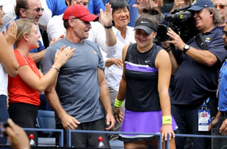 Bianca Andreescu, alături de antrenorul ei, Sylvain Bruneau, după cucerirea titlului la US Open 2019
