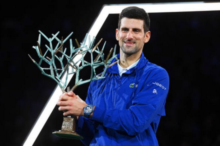 Novak Djokovic, cu trofeul de la Paris 2021