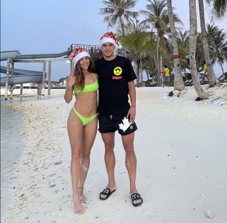 Mihaela Buzărnescu și iubitul ei, Marco Dulca, pe plaja din Maldive, de Crăciun 