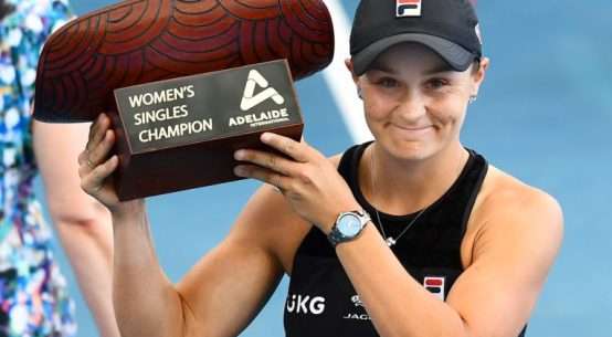 Ashleigh Barty cu trofeul cucerit la turneul WTA 500 de la Adelaide în 2022