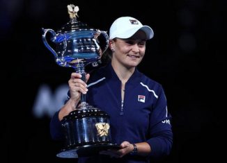 Ashleigh Barty, cu trofeul cucerit în premieră la Australian Open