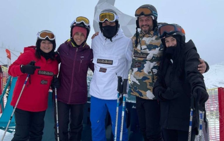 Mihaela Buzărnescu, alături de iubitui ei, Marco Dulca, și de familia acestuia, la schi de Revelion