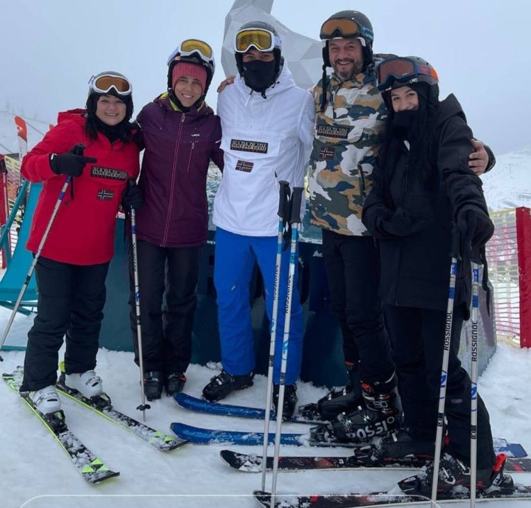 Mihaela Buzărnescu, alături de iubitui ei, Marco Dulca, și de familia acestuia, la schi de Revelion 