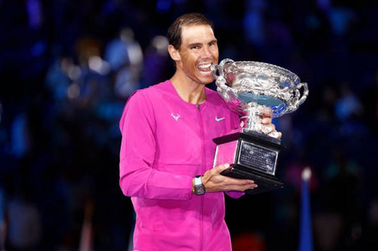 Rafael Nadal, cu trofeul cucerit la Australian 2022, al 21-lea de Grand Slam din carieră