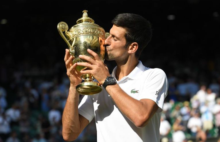 Novak Djokovic saruta trofeul cucerit la Wimbledon 2018