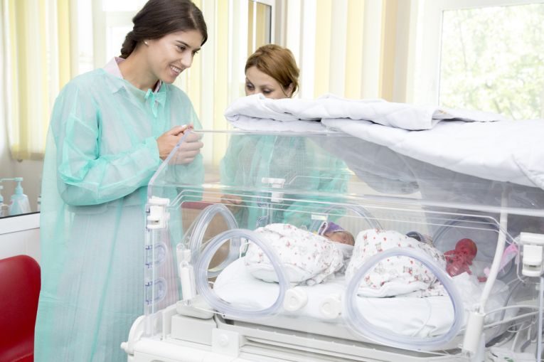 Sorana Cirstea a donat un incubator maternitatii din Targoviste