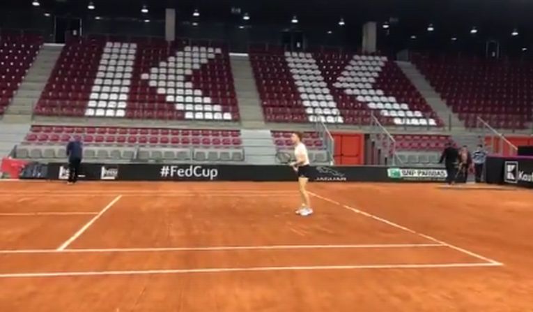 Simona halep, în timpul primului antrenament efectuat pe zgura arenei din Rouen, unde se va juca semifinala de Fed Cup Franța - România