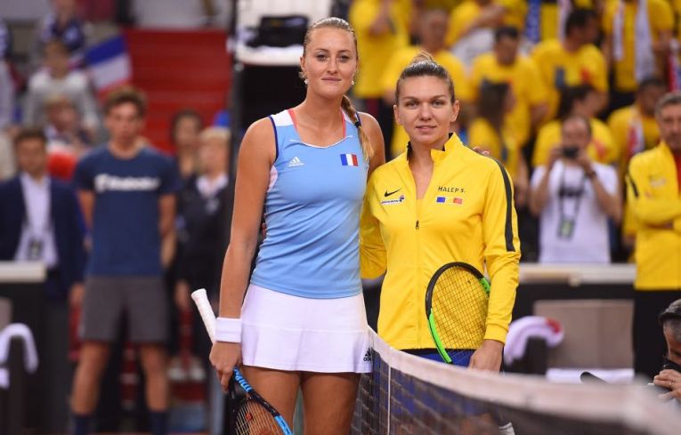 Simona Halep si Kristina Mladenovic, inaintea meciului din semifinala Fed Cup 2019