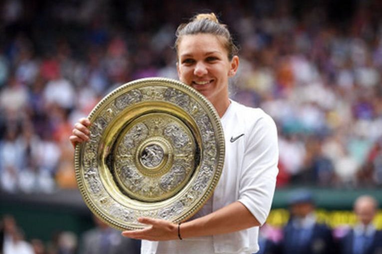 Simona Halep, cu trofeul cucerit la Wimbledon 2019