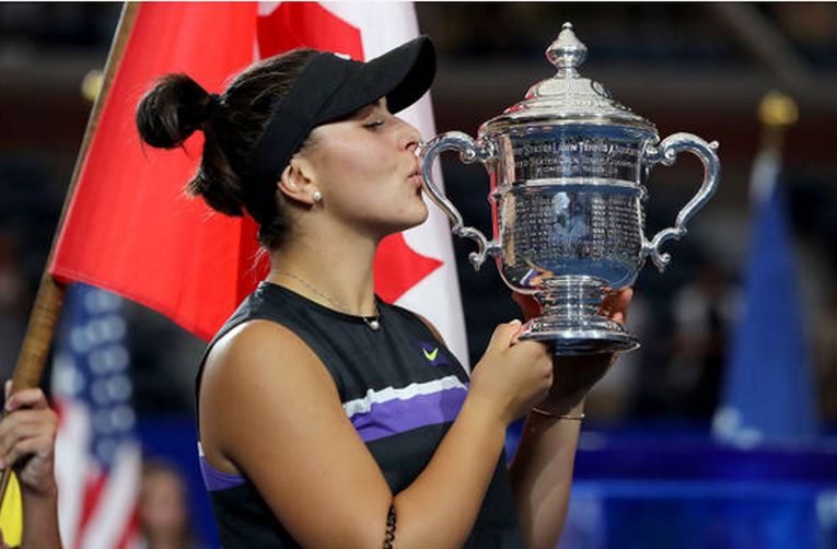 Bianca Andreescu, cu trofeul cucerit la US Open 2019
