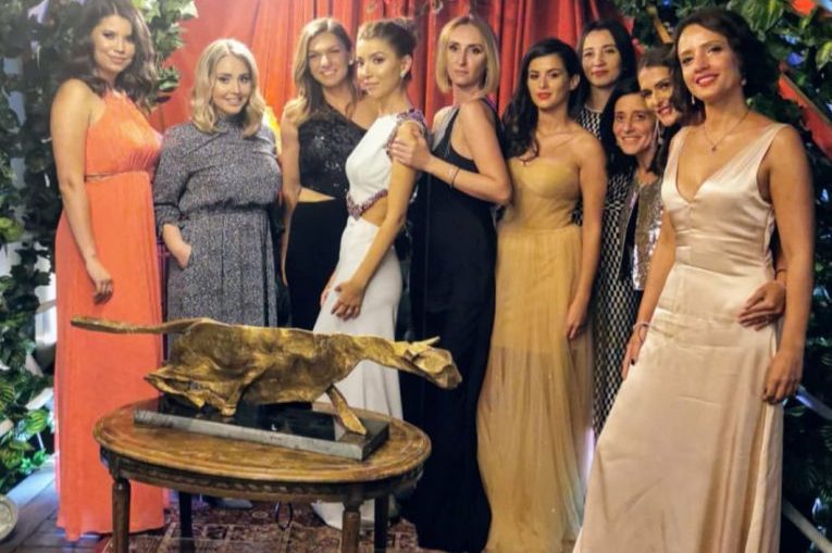 Simona Halep, alături de prietenele ei, la nuntă