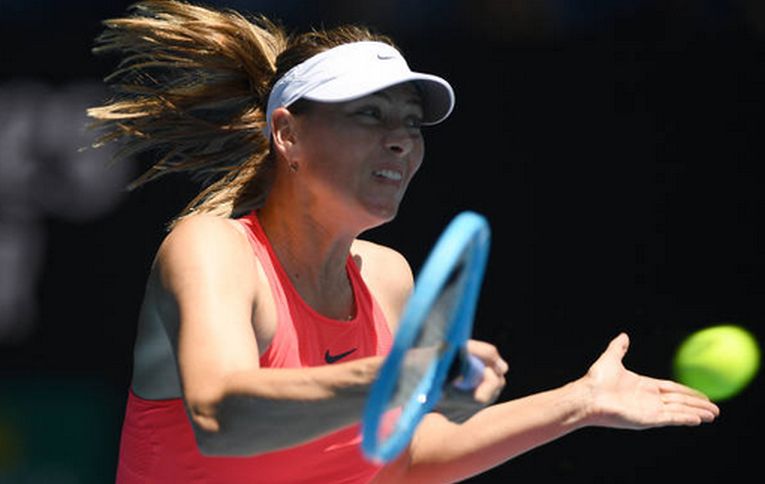 Jucătoarea rusă de tenis Maria Sharapova în plină acțiune în timpul meciului din primul tur de la Australian Open 2020