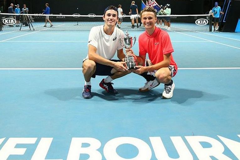 Nicholas-David Ionel și Leandro Riedi, cu trofeul cucerit la Australian Open 2020, în proba de dublu juniori