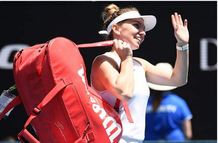 Simona Halep salută fanii la ieșirea de pe teren la Australian Open 2020 după victoria din optimile de finală contra belgiencei Elise Mertens