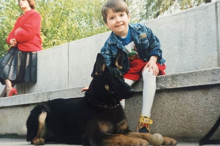 Alexandra Dulgheru, la varsta de 4 ani, alaturi de cainele de atunci al familiei