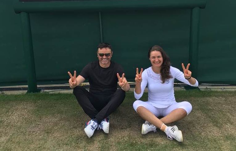 Monica Niculescu și antrenorul ei, Călin Ciorbagiu, după calificarea pe tabloul principal de la Wimbledon