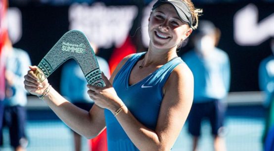 Amanda Anisimova cu titlul cucerit la Melbourne Summer Set 1 2022