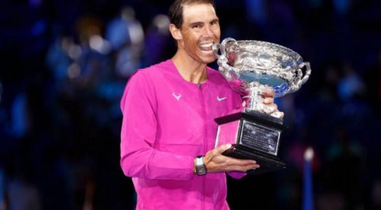 Rafael Nadal, cu trofeul cucerit la Australian 2022, al 21-lea de Grand Slam din carieră