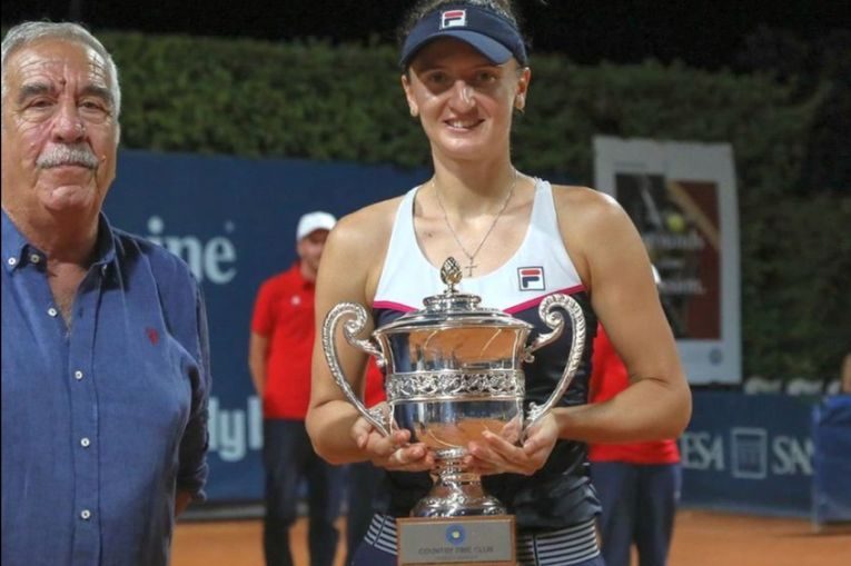 Irina Begu cu trofeul cucerit la Palermo în 2022